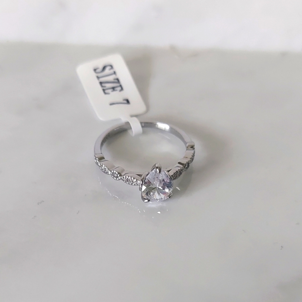🆕️ Vintage Style Pear Shaped Diamond Ring